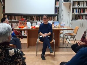 La naturopata Francesca Bartolini durante un corso alla biblioteca civica Falesiana di Piombino