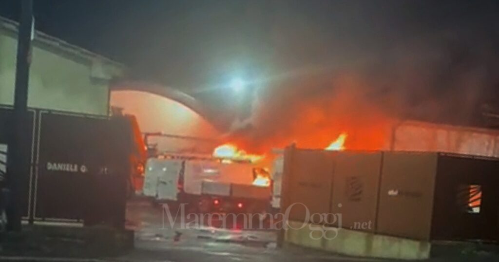 Le fiamme riprese da un'auto di passaggio, bruciano i mezzi della ditta Galluzzi