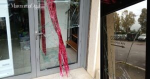 La vetrina sfondata dai ladri in via Adda