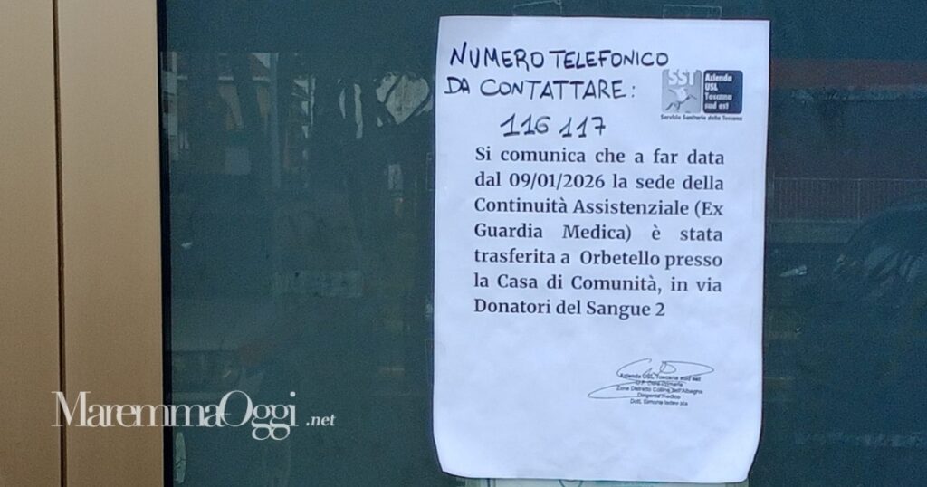 Il foglietto che comunica lo spostamento della guardia medica da Albinia a Orbetello