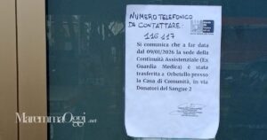 Il foglietto che comunica lo spostamento della guardia medica da Albinia a Orbetello