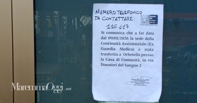 Il foglietto che comunica lo spostamento della guardia medica da Albinia a Orbetello