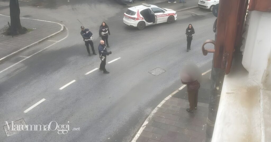 Gli agenti che parlano con il giovane