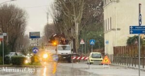 Gli operai al lavoro in viale Sonnino