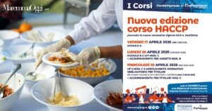 Una persona che impiatta e la locandina del corso HACCP