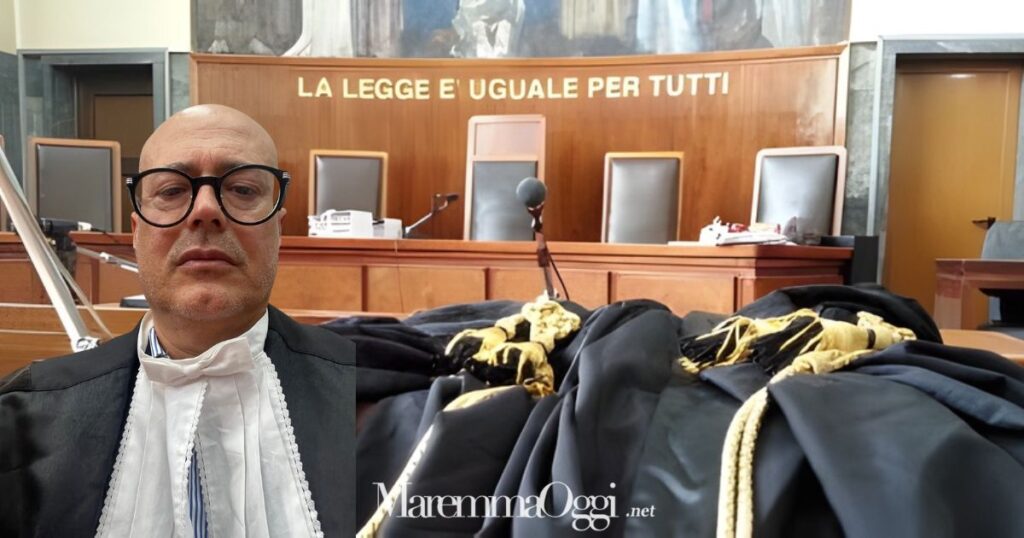 Un aula del tribunale di Grosseto e Massimiliano Arcioni