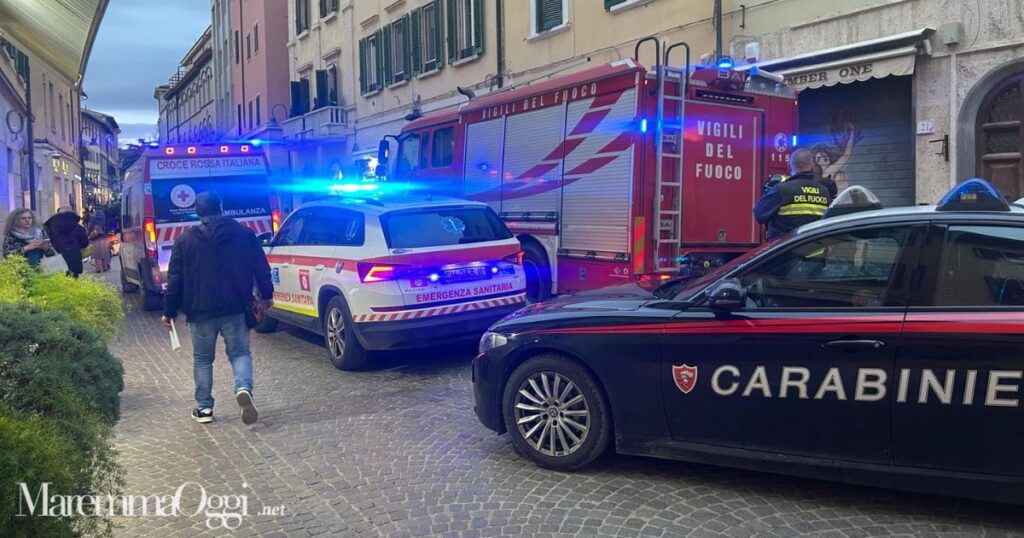 I mezzi di soccorso nel centro storico di Grosseto