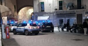 Polizia e carabinieri in piazza del Sale in occasione di un recente intervento