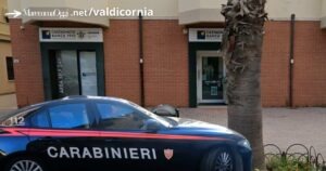 La filiale di San Vincenzo della Castagneto Banca: l'operazione dei carabinieri ha permesso di arrestare i responsabili e recuperare il bottino