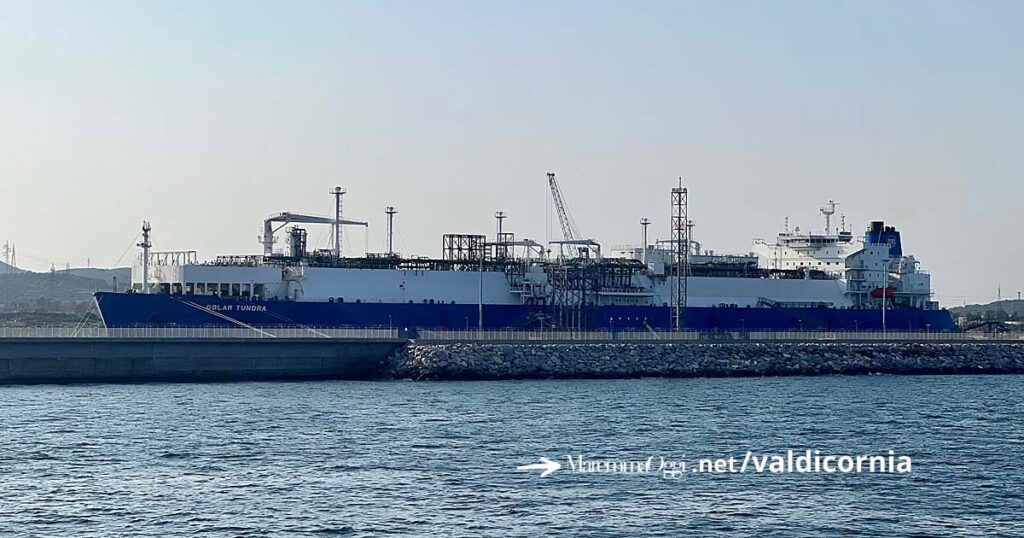 Il rigassificatore nel porto di Piombino: la richiesta è che resti almeno fino al 2029