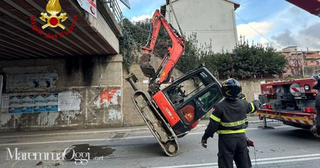 La rimozione dell'escavatore dalla strada