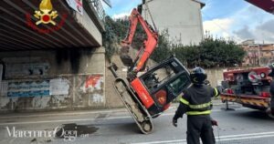 La rimozione dell'escavatore dalla strada