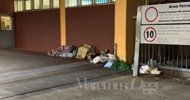 Senzatetto dormono accanto alla stazione di Grosseto
