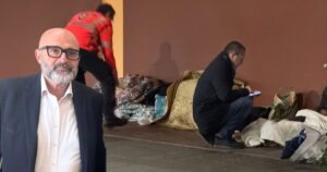 Senzatetto accanto alla stazione accuditi dai volontari di Abitare la notte e Leonardo Culicchi