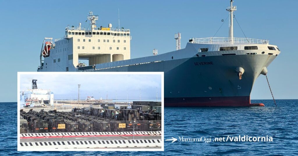 La nave Severine in rada a Piombino e il materiale militare sul porto