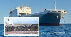 La nave Severine in rada a Piombino e il materiale militare sul porto