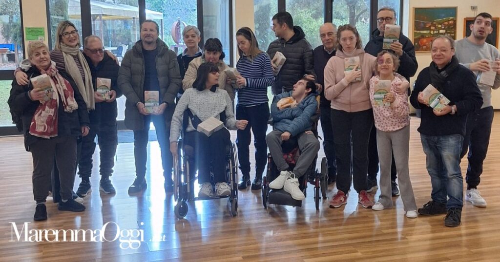 I ragazzi della Fondazione Il Sole con i pacchi di Riso Maremma