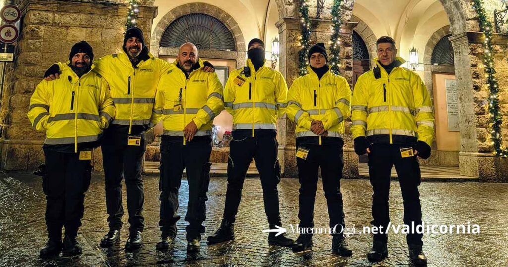 Un gruppo di street tutor in piazza Duomo a Grosseto, ora si pensa di introdurli anche a Piombino