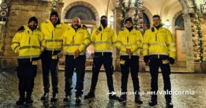 Un gruppo di street tutor in piazza Duomo a Grosseto, ora si pensa di introdurli anche a Piombino