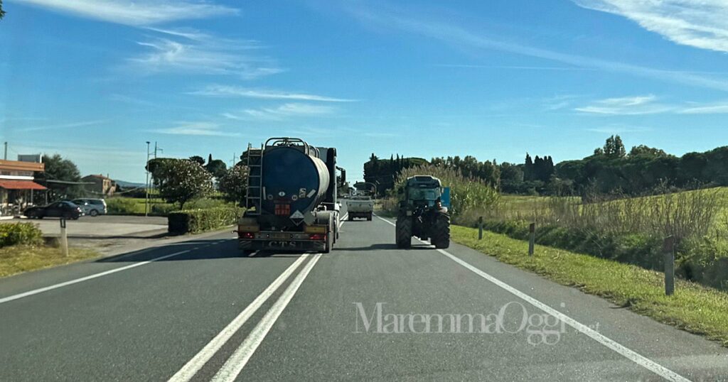 Un'immagine emblematica della situazione della Tirrenica: a Capalbio, sull'Aurelia, un grosso Tir supera un trattore, invadendo la corsia opposta