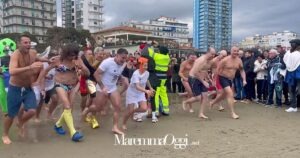 Il tuffo in mare a Follonica