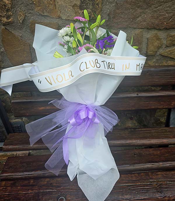 Il mazzo di fiori del Viola Club Tirli