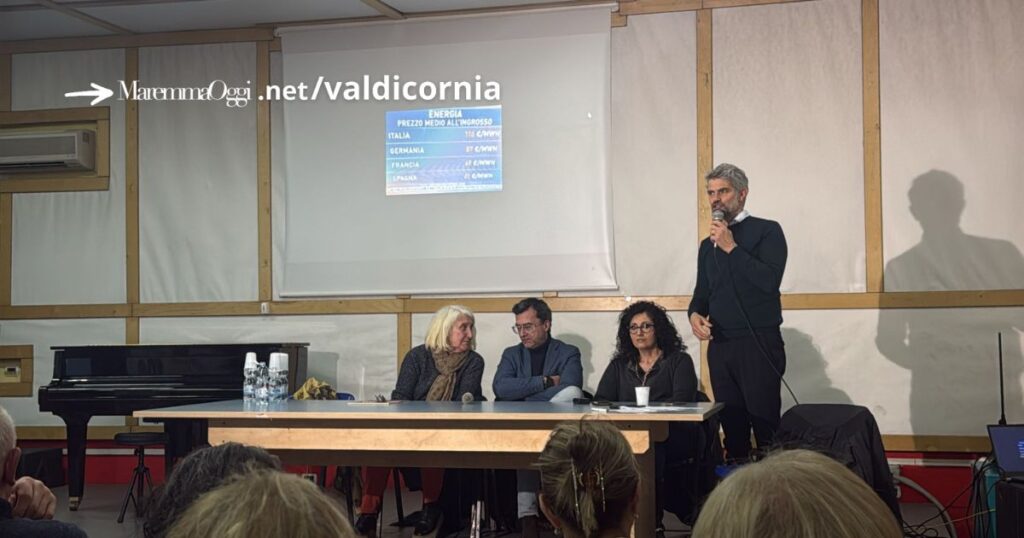 Il sindaco Francesco Ferrari durante l'assemblea pubblica sulla permanenza del rigassificatore nel porto di Piombino