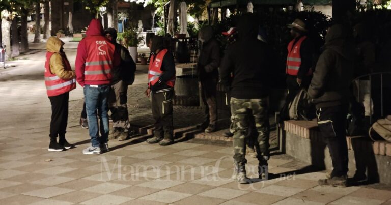 Le brigate del lavoro della Flai Cgil parlano con alcuni braccianti