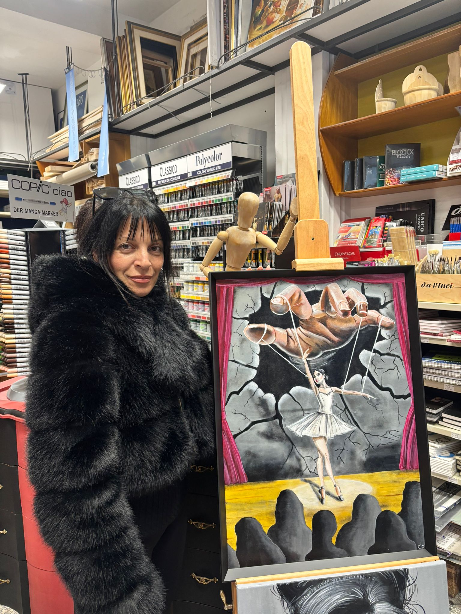 L'artista con la sua opera incorniciata