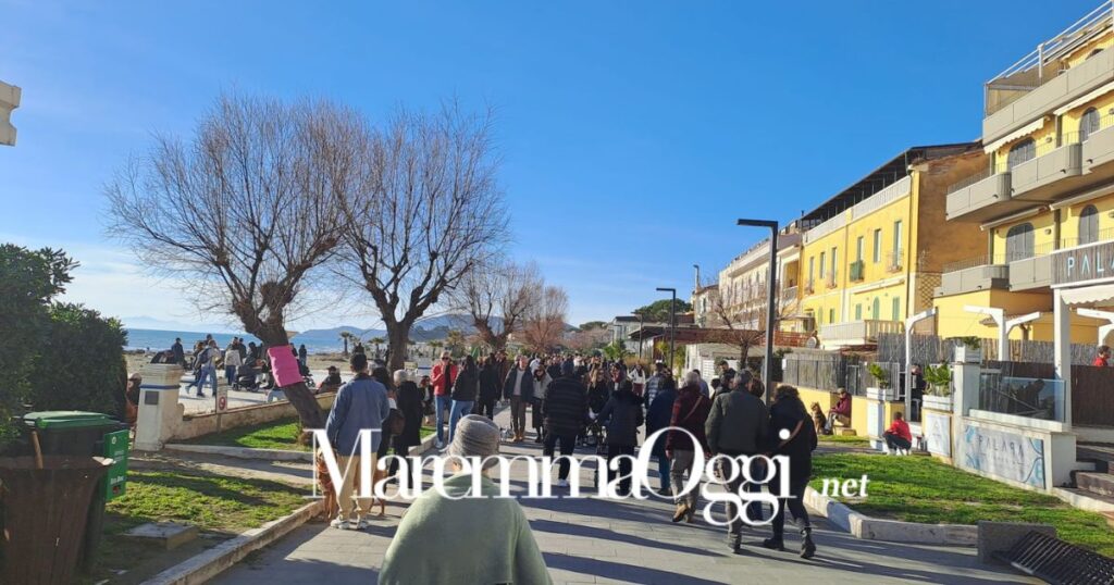 Domenica di febbraio con il sole. Sulla costa pieno di turisti