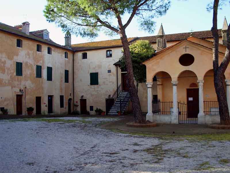 Il cortile della fattoria della Grancia, con la chiesetta di Santa Maria