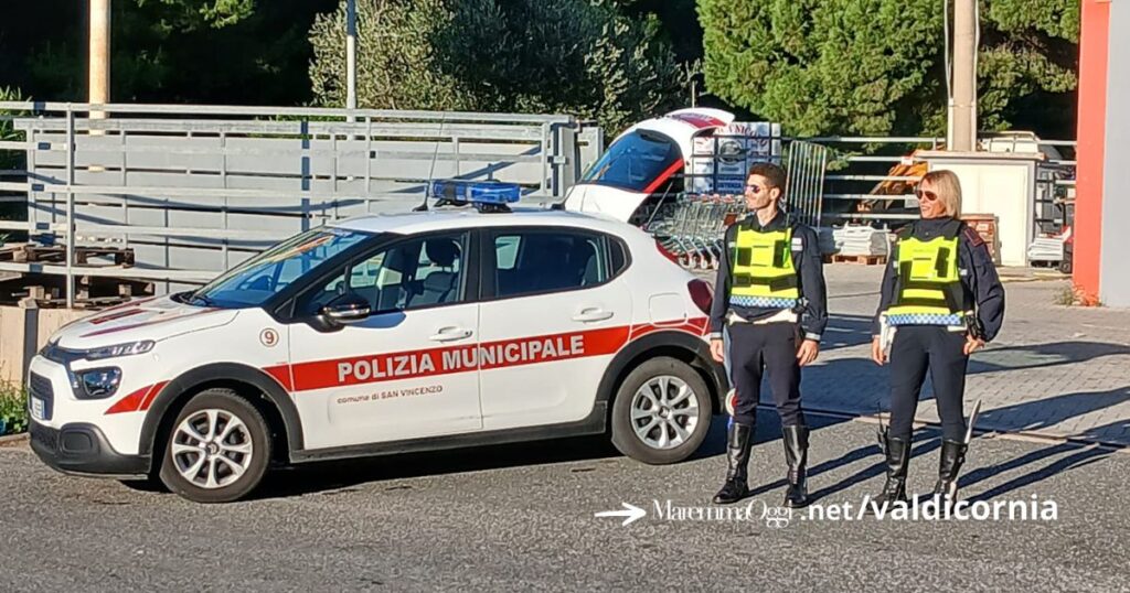 Gli agenti della polizia municipale di San Vincenzo