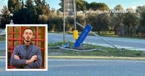 I cartelli abbattuti all'incrocio con la vecchia Aurelia, nel riquadro Francesco Biagini