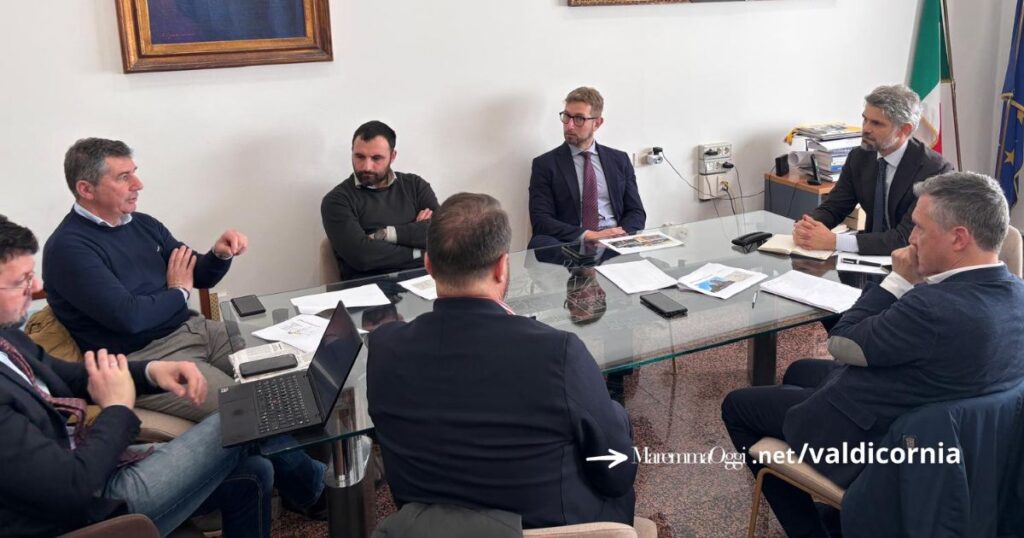 La riunione dei vertici di E-distribuzione con il sindaco Francesco Ferrari
