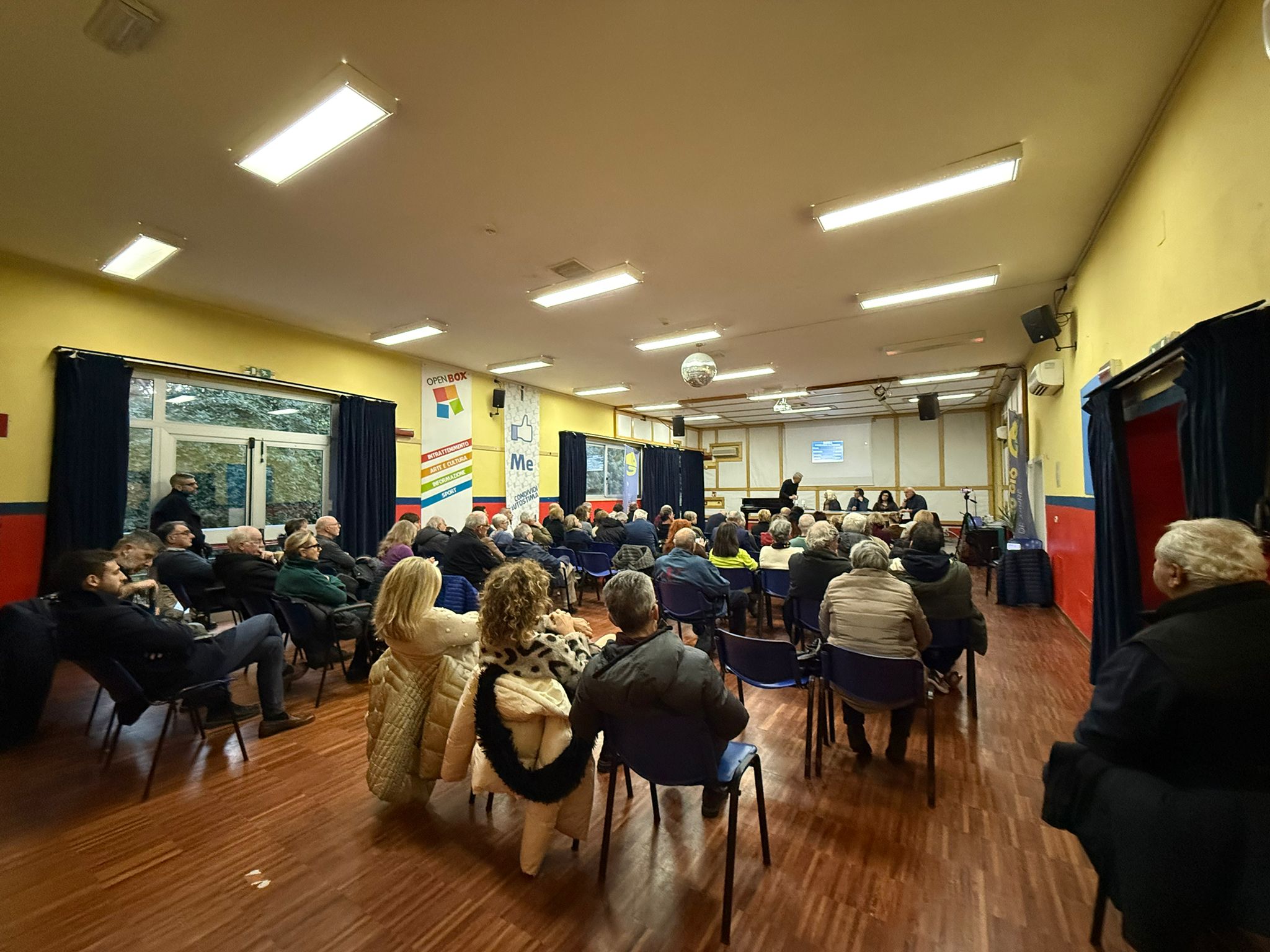 La sala del Centro Giovani gremita.jpeg