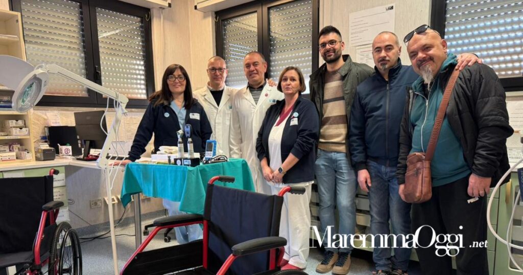 Il personale del Pronto Soccorso dell'ospedale Sant'Andrea di Massa M.ma con il presidente della Pro Loco Iacopo Galdi(terz'ultimo da destra), il il direttore medico Michele Dentamaro e il responsabile del PS Carlo Somma