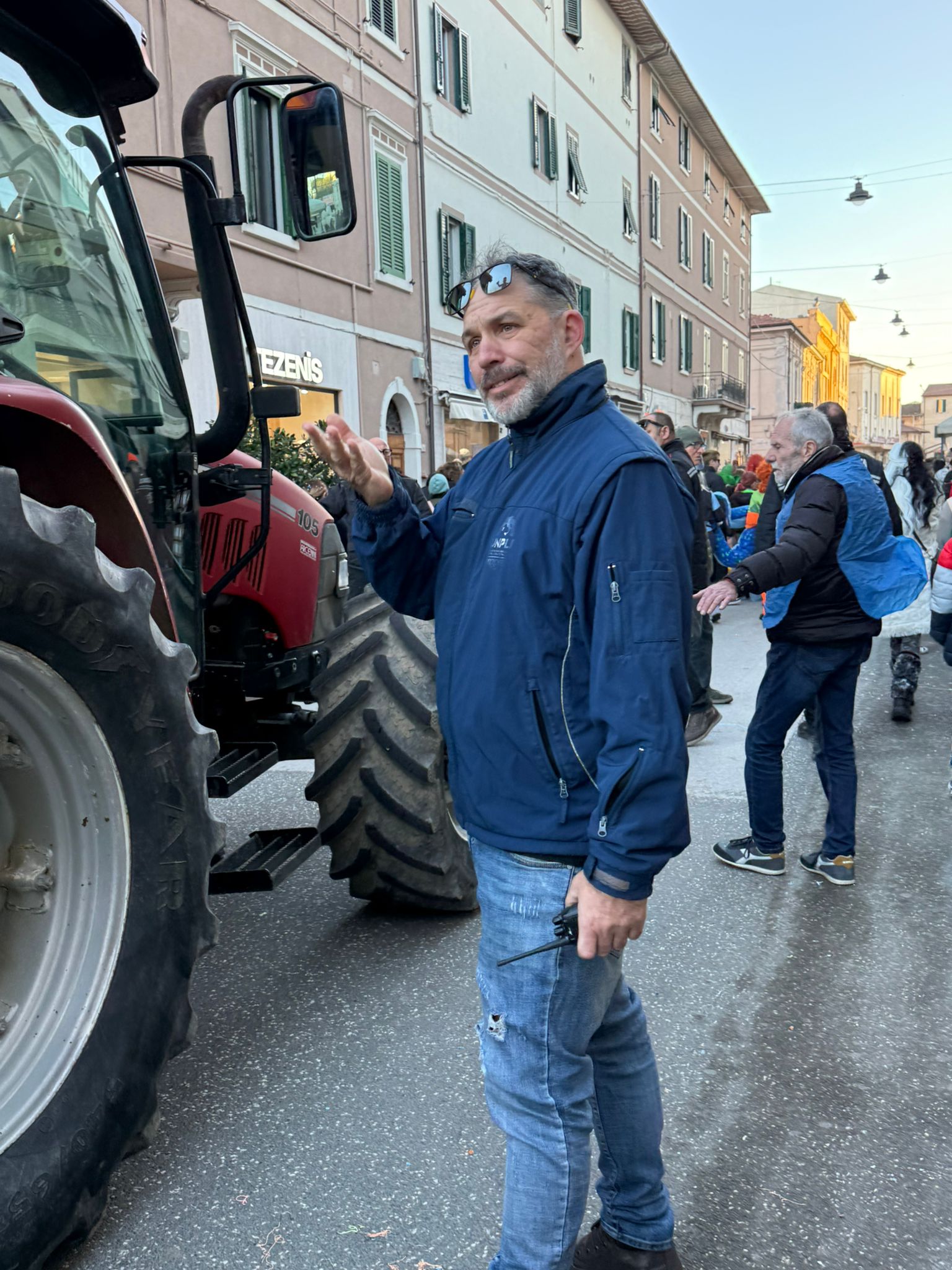 Simone Anastasia, presidente della ProLoco, mentre dirige il carro di Cicciolo