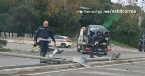 Si schianta contro un lampione e lo abbatte, incidente in ingresso a Piombino