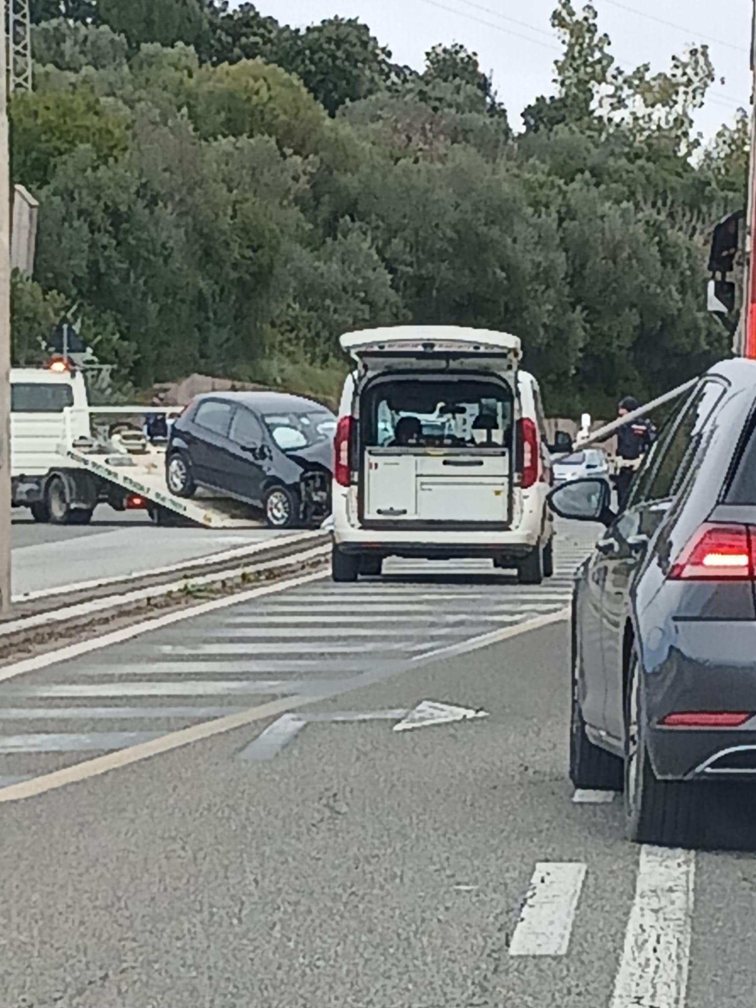 Gli agenti mentre riposizionano il palo