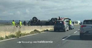 Un'immagine dell'incidente, con il camion militare ribaltato