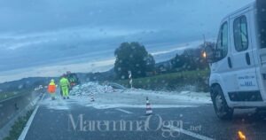 Il carico perso dal camion sull'Aurelia al Collecchio