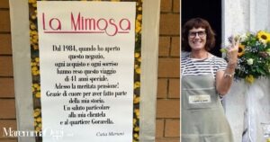Il cartello appeso fuori da "La Mimosa" e Catia Mariani