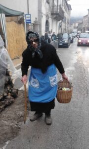 Claudio Draghi vestito da Befana per le vie di Roccatederighi