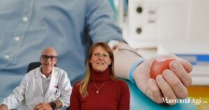 Un uomo che dona il sangue. Da sinistra: Pietro Pantone e Barbara Meini