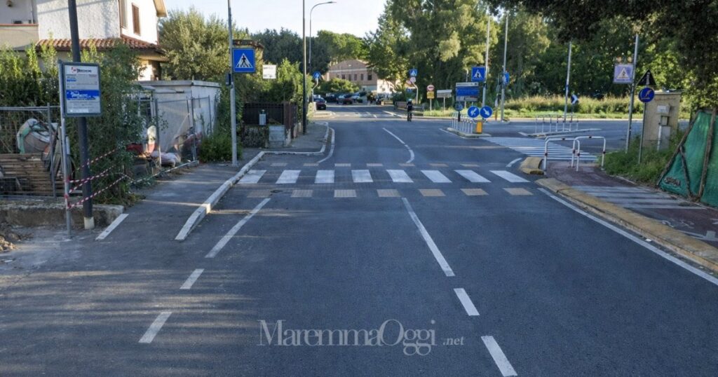 Il dosso che sarà rialzato in via Rosellana a Roselle, prima dell'incrocio con via dei Laghi