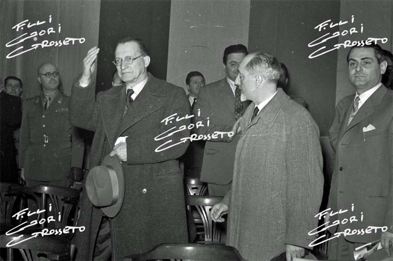 Alcide De Gasperi alla prima cerimonia di consegna dei certificati di proprietà