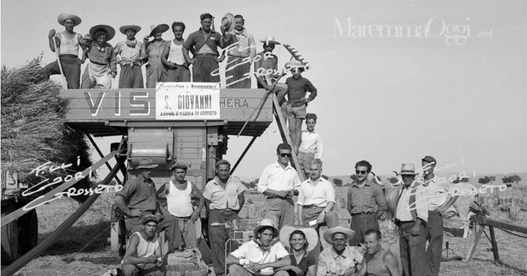 Uomini e donne della cooperativa San Giovanni, a Marina di Grosseto, in una foto di Archivio Fratelli Gori scattata nel 1952