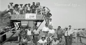 Uomini e donne della cooperativa San Giovanni, a Marina di Grosseto, in una foto di Archivio Fratelli Gori scattata nel 1952