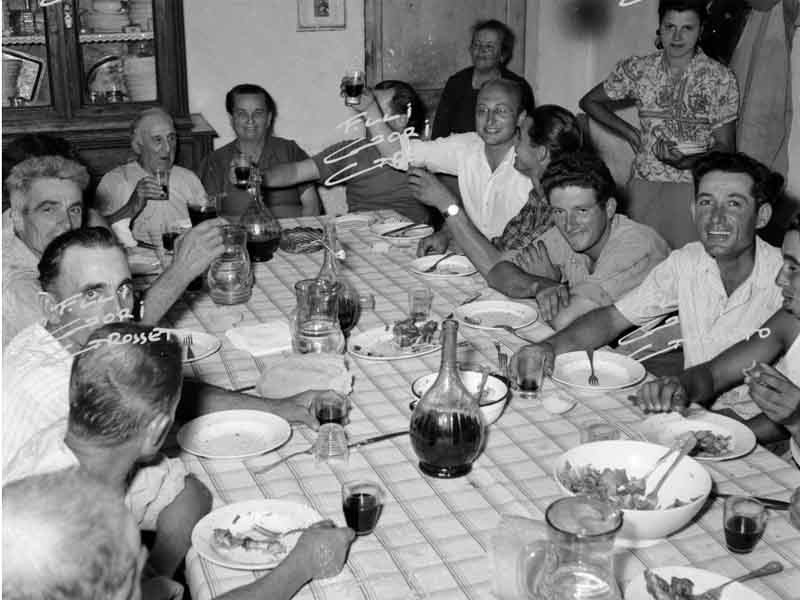 Famiglie a pranzo nel periodo della trebbiatura (foto Gori)