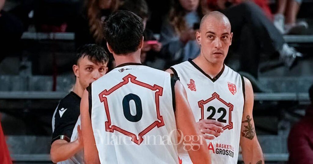 Banchi (di schiena) e Liberati protagonisti nella vittoria con Venturina (foto Aldo Giuliani per MaremmaOggi)